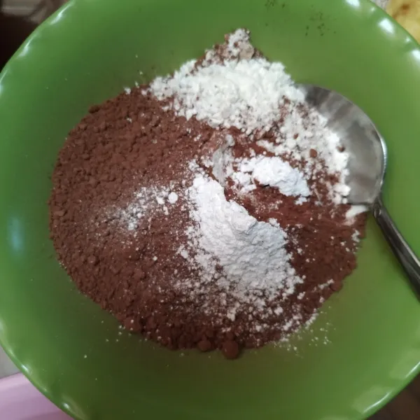 Campur jadi satu tepung terigu, coklat bubuk, baking powder, vanili dan garam. Aduk rata, sisihkan.