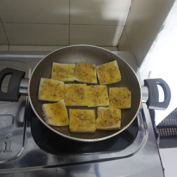 Panaskan wajan masak garlic bread menggunakan api kecil. Sajikan.