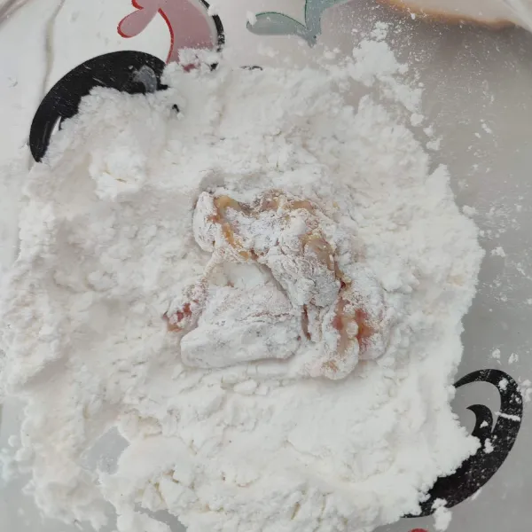 Siapkan bahan tepung crispy, balur rata ayam sampai tertutup tepung sambil diremas-remas pelan.