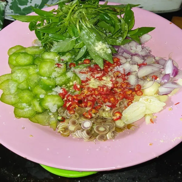 Tambahkan garam, gula dan kaldu bubuk.