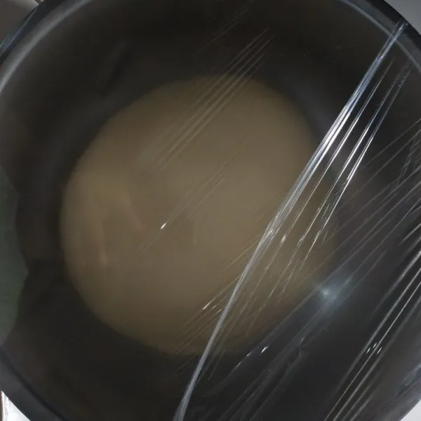 Bulatkan dough, simpan dalam wadah yang sudah di olesi minyak tipis-tipis. Tutup dengan plastik wrap/serbet bersih. Diamkan hingga mengembang 2 kali lipat.