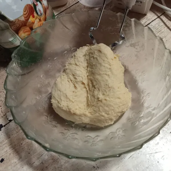 Masukkan margarin dan garam. Mixer hingga kalis elastis.