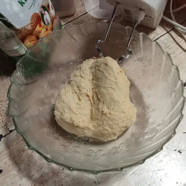 Masukkan garam dan margarin. Mixer hingga kalis elastis.