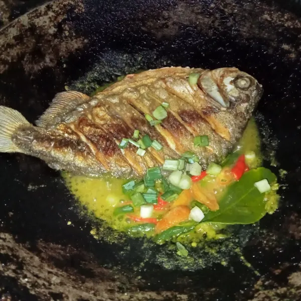 Setelah mendidih, masukkan ikan goreng dan daun bawang.