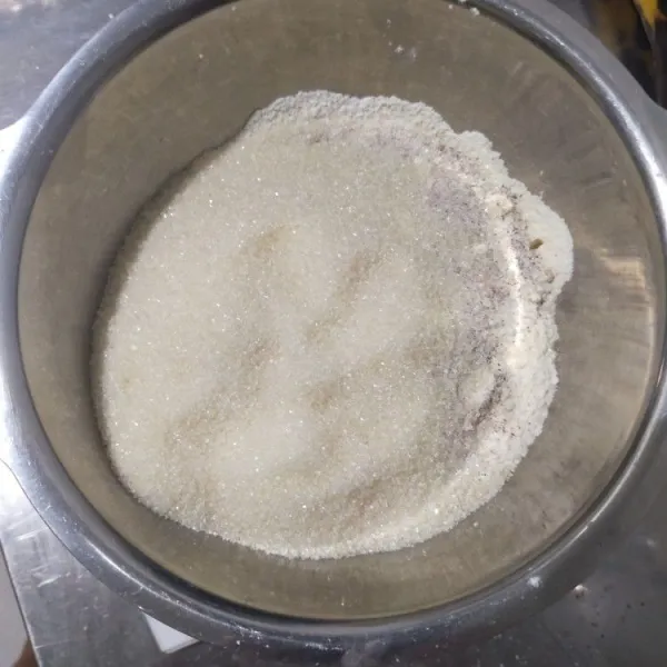 Ayak bahan B kecuali gula pasir. Lalu campur hasil ayakan dengan gula pasir.