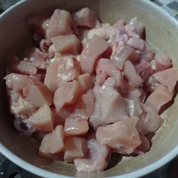 Cuci bersih ayam, lalu potong daging ayam sesuai selera.