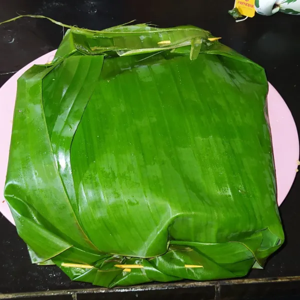Bungkus ikan, pincuk bagian atas dan bawahnya dengan tusukan gigi