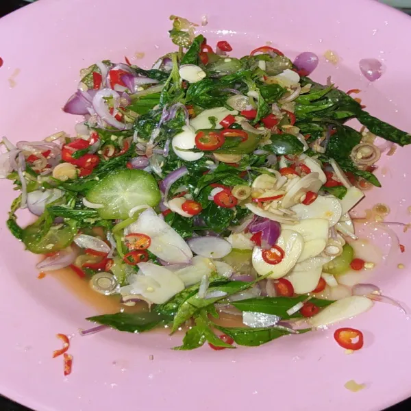 Aduk hingga layu dan tercampur rata.