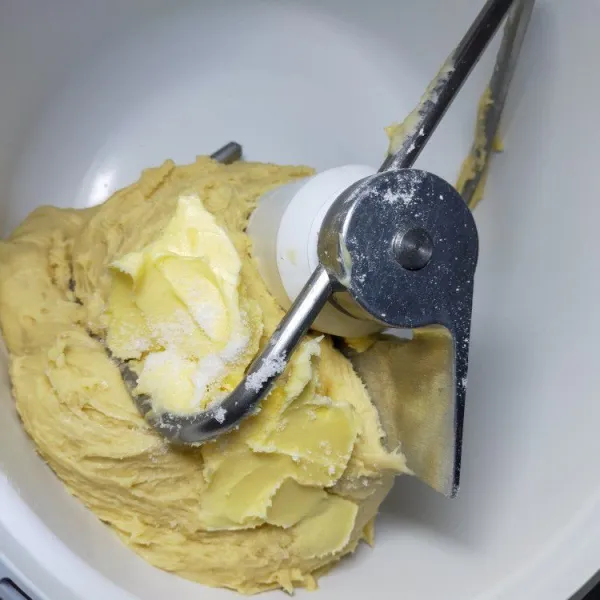 Mixer bahan A hingga kalis, kemudian masukkan butter.