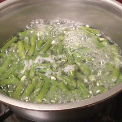 Potong-potong kacang panjang., lalu cuci bersih. Kemudian rebus sampai empuk, kemudian angkat dan tiriskan.