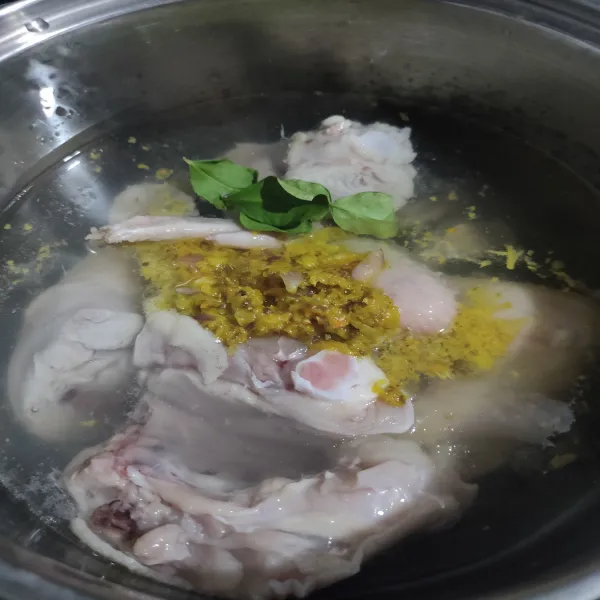 Rebus air untuk ungkep ayam hingga mendidih, masukkan ayam, bumbu halus, garam, dan daun jeruk.