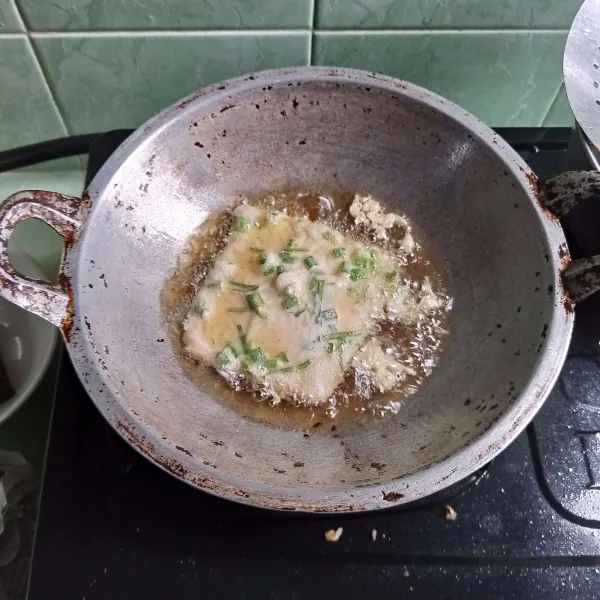 Goreng dalam minyak panas sampai kuning keemasan.