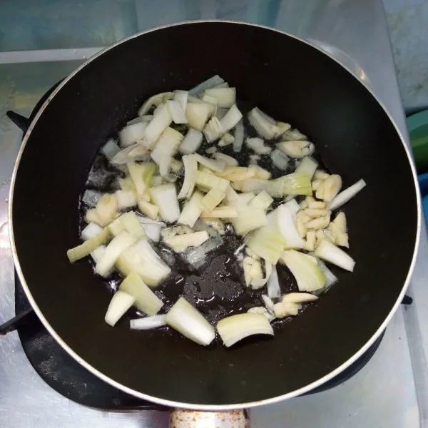 Tumis bawang bombay dan bawang putih sampai harum dan layu.