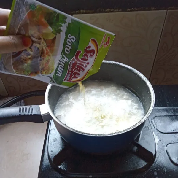 Masukkan bumbu racik soto ayam instan sesuai selera (saya pakai setengahnya).