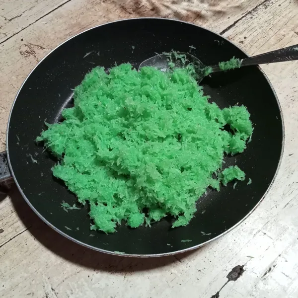 Masukkan semua bahan isian. Nyalakan api kecil, masak hingga setengah kering. Dinginkan