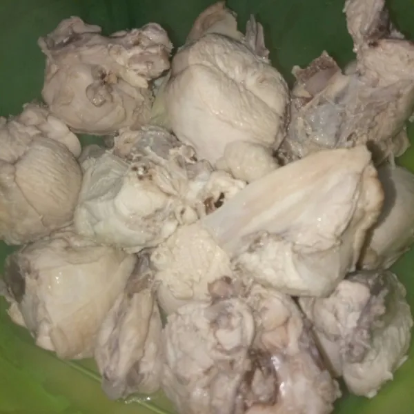 Cuci ayam, lalu rebus ayam dengan bawang putih yang sudah di geprek hingga matang dan tiriskan.