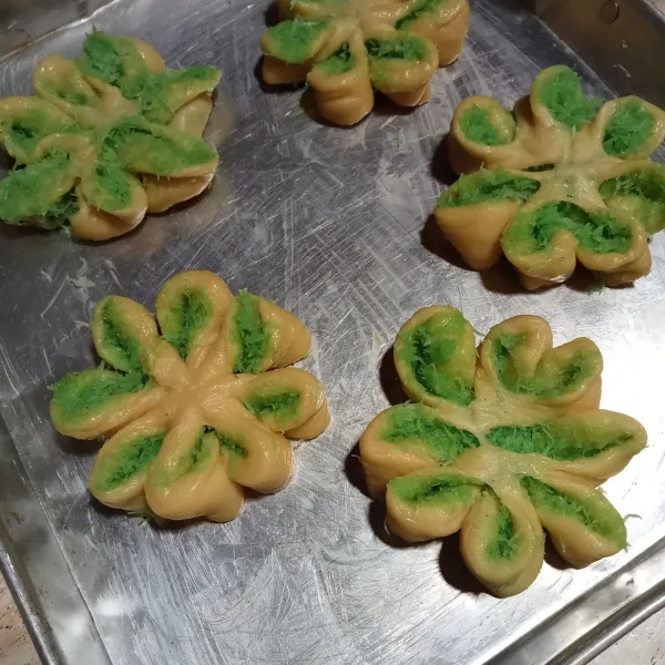 Tutup dengan serbet lalu diamkan selama 1 jam. Sebelum masuk oven, olesi dengan bahan olesan. Panggang di rak tengah selama 8 menit. Pindahkan ke rak atas selama 8 menit. Keluar dari oven langsung oles dengan margarin.