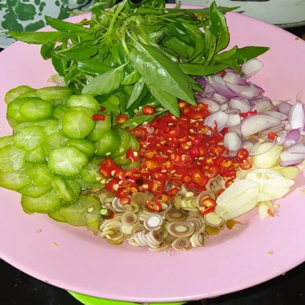 Siapkan semua bumbu iris dalam piring