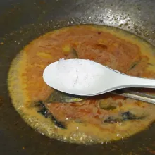Bubuhkan garam, gula dan kaldu bubuk.