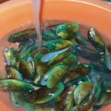 Angkat, lalu bilas dengan air bersih. Tiriskan.