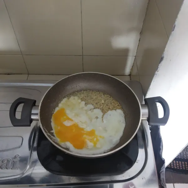 Masukkan telur ayam.