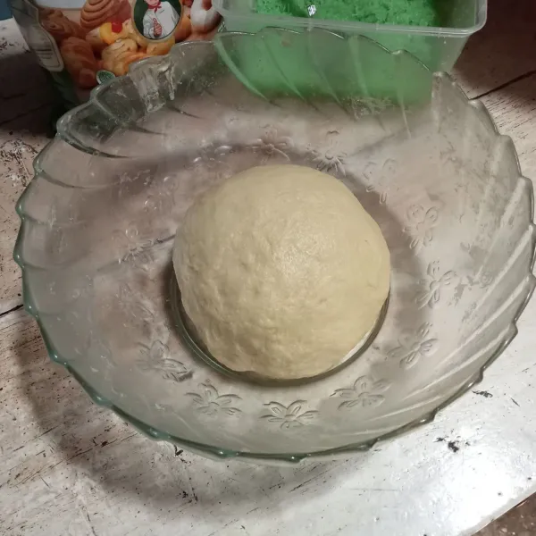 Bulatkan adonan, tutup dengan serbet. Diamkan selama 15 menit. Setelah mengembang, kempiskan adonan. Potong adonan menjadi masing-masing 45 gram.