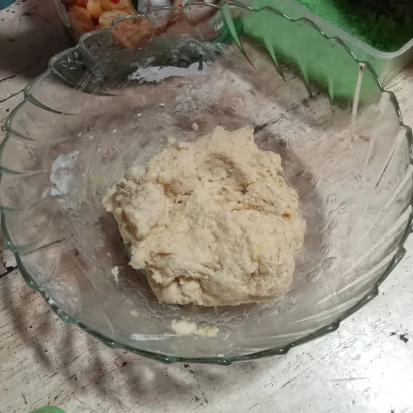 Campurkan semua bahan kecuali garam dan margarin. Tuang air sedikit demi sedikit. Uleni hingga kalis elastis.