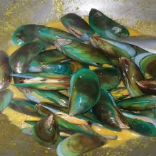 Lalu masukkan kerang hijau, aduk-aduk pelan. Masak hingga bumbunya meresap.