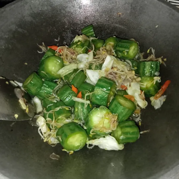 Masak hingga matang, koreksi rasanya dan jika sudah pas siap untuk disajikan.