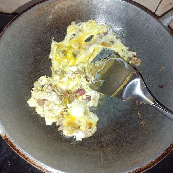 Panaskan margarin, lalu tumis bawang merah, bawang putih, dan bawang bombay sampai matang. Lalu masukkan telur, aduk cepat.