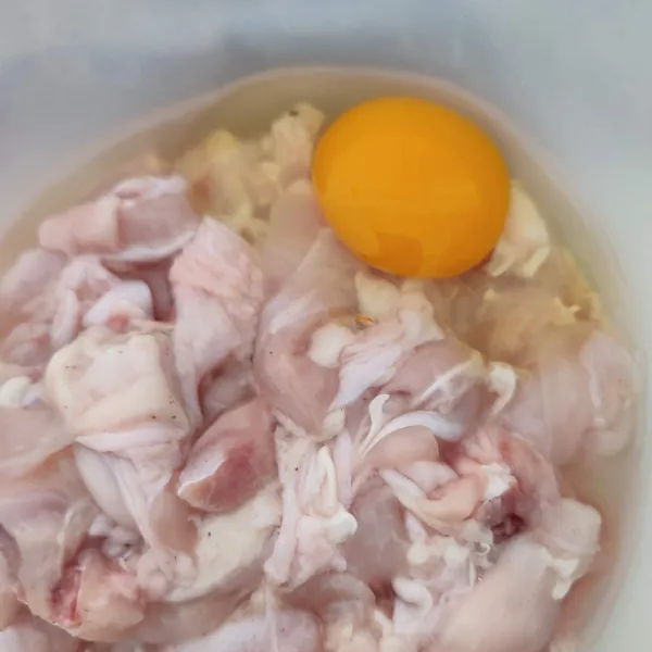Marinasi ayam dengan bumbu marinasi sampai bumbu meresap minimal 15 menit. Kemudian tambahkan telur ayam, aduk rata.