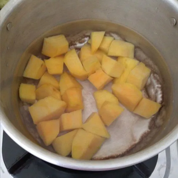 Rebus ubi setengah matang lalu buang airnya (agar rasa getah dari ubi hilang) dan masukkan 900 ml air.