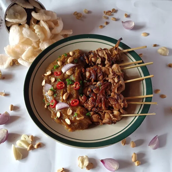 Sajikan sate jamur bersama saus kacang dan mede.