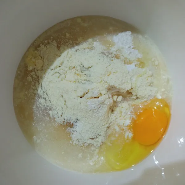 Campurkan tepung terigu, ragi, gula pasir, telur, susu bubuk, dan air