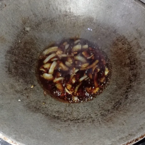 Buat saus, tumis bawang bombay dan bawang putih dengan 2 sdm mentega hingga layu, lalu masukkan semua bahan lainnya kecuali sisa mentega. Masak sampai mendidih, cek rasa.