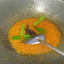 Tumis bumbu halus hingga harum, lalu masukkan daun salam dan daun jeruk. Tumis hingga bumbu matang.