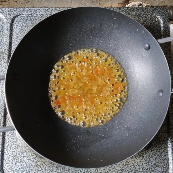 Tambahkan air, gula pasir, dan garam. Masak hingga gula larut dengan api kecil, lalu cicipi rasanya.