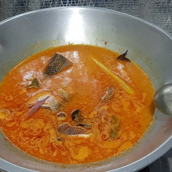 Tambahkan air, masak hingga mendidih lalu masukkan ikan.