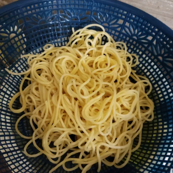 Tiriskan spaghetti.