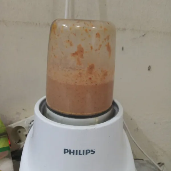 Blender hingga halus kacang tanah, air, bawang putih goreng, cabai merah keriting goreng, dan gula merah.