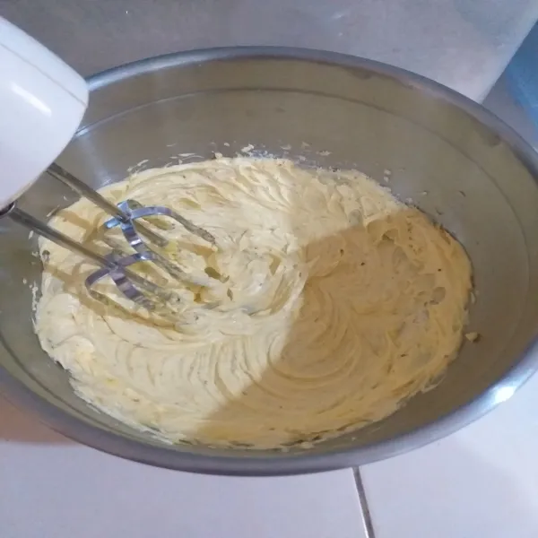 Mixer mentega dan gula 30 detik.