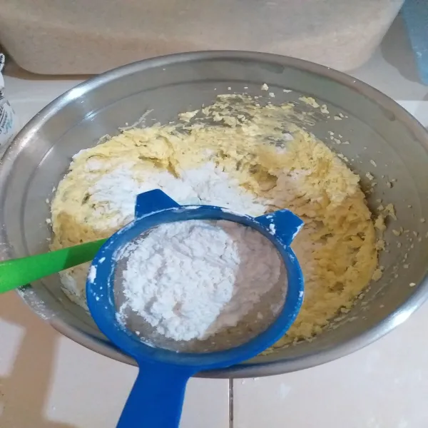 Tambahkan susu bubuk, keju, tepung maizena, chia seed, garam dan terakhir tepung terigu.