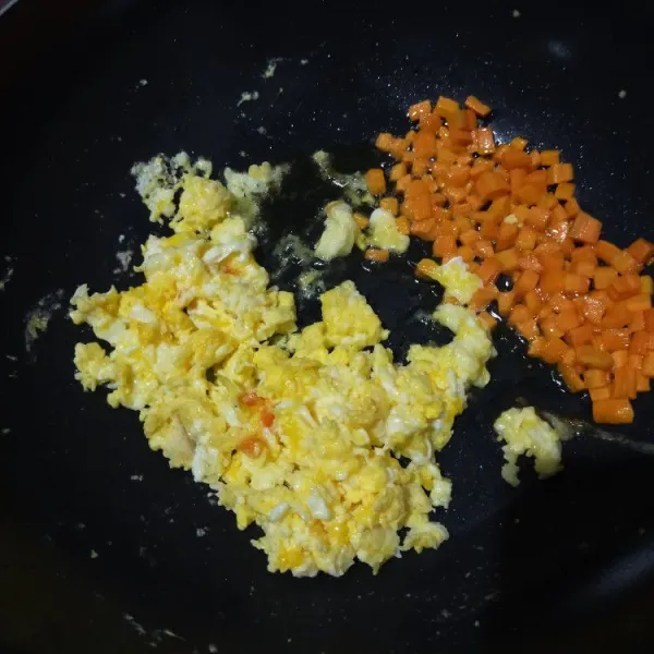 Masukan telur, buat orak arik. Pinggirkan ke pinggiran wajan.