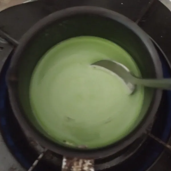 Campur jus pandan dengan susu bubuk/bubuk kream, rebus sampai mendidih.