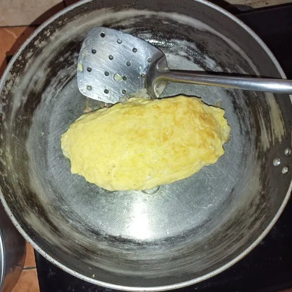 Kocok telur, lalu panaskan sedikit minyak goreng . Goreng sedikit lalu gulung, tuangkan telur di ujung gulungan, ulangi sampai kocokan telur habis.