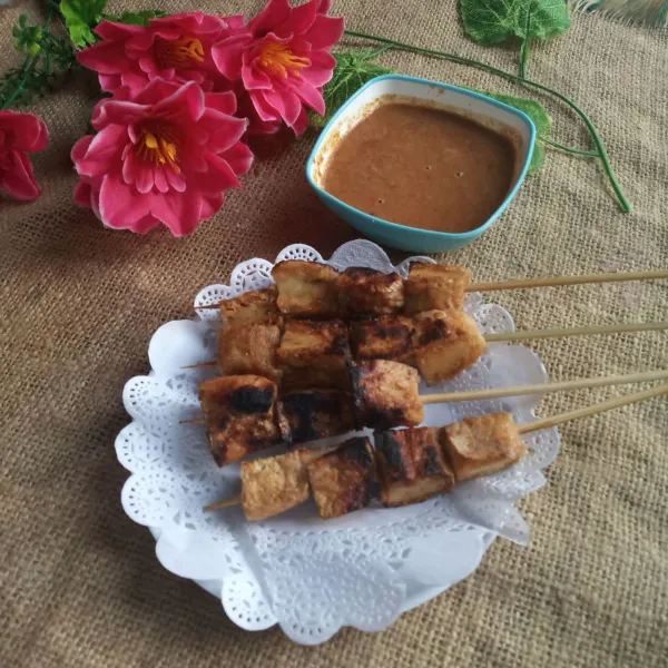 Sajikan sate tahu beserta bumbunya.