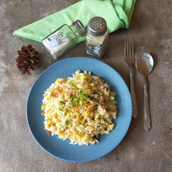 Sajikan hangat dengan taburan bawang goreng.