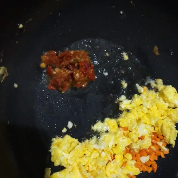 Masukan bumbu halus, tumis hingga wangi.