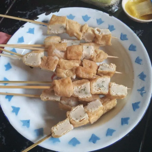 Potong-potong tahu, lalu tusukkan pada tusuk sate.
