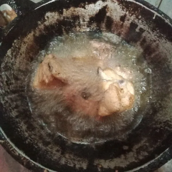Cuci bersih ayam lalu potong-potong sesuai selera, kemudian goreng setengan matang.